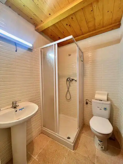 Badezimmer von Geschaftsraum zur Miete in Llanes