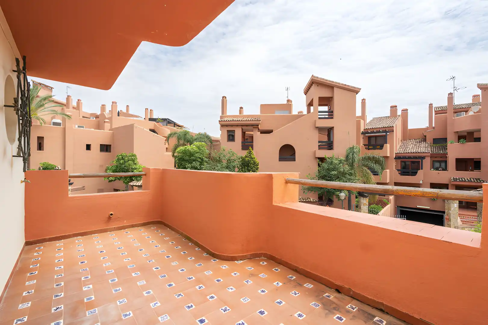 Terrasse von Einfamilien-Reihenhaus zum Verkauf in Estepona mit Klimaanlage, Privatgarten und Terrasse
