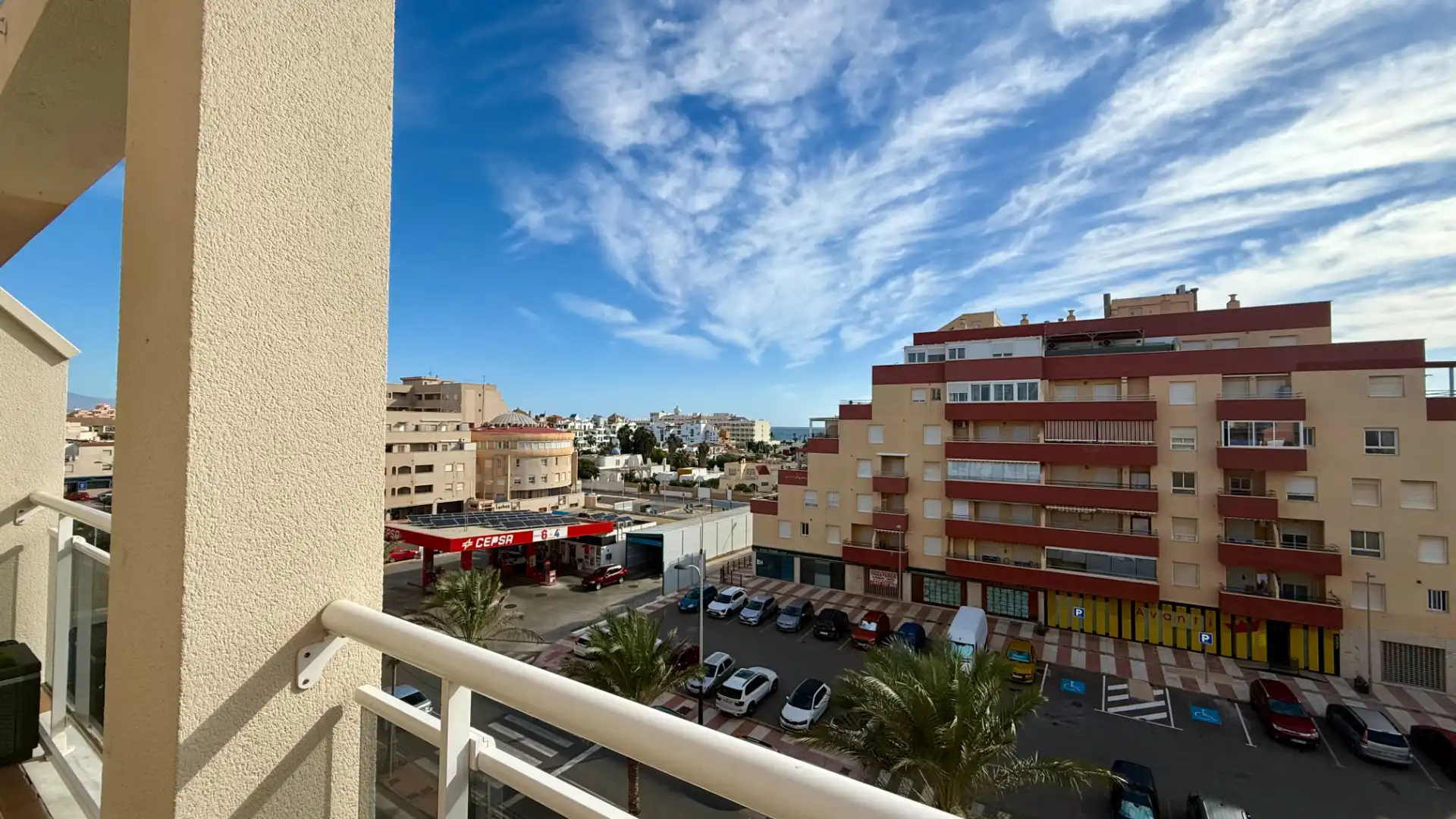 Vista exterior de Piso en venta en Roquetas de Mar con Terraza, Amueblado y Piscina comunitaria