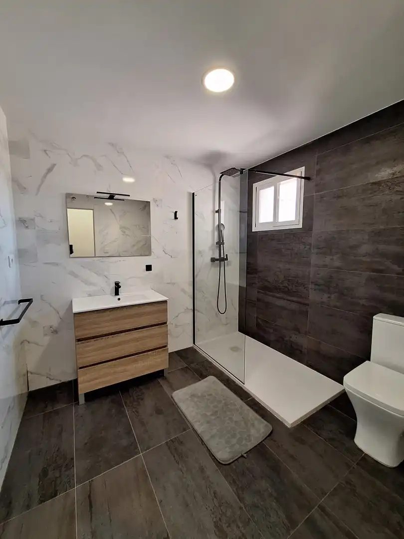 Baño de Piso de alquiler en Elche / Elx con Aire acondicionado y Balcón