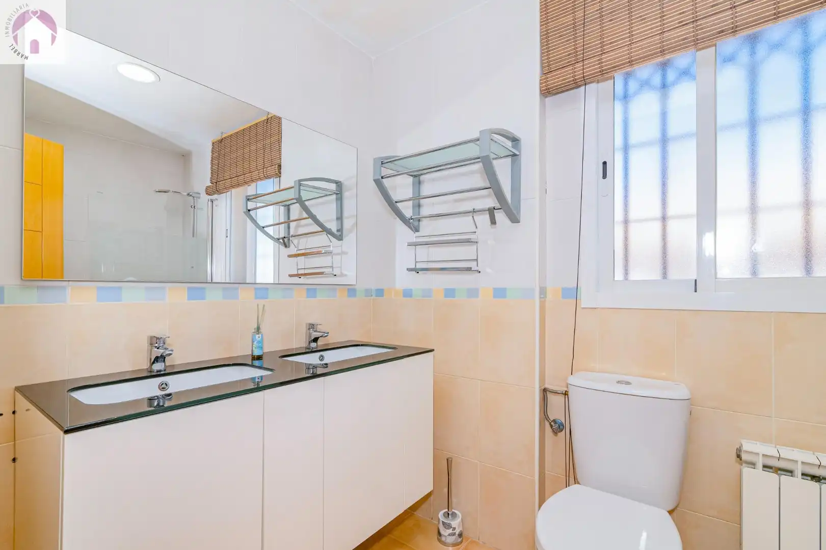 Casa aparellada amb terrassa en venda a Jun, imagen 25