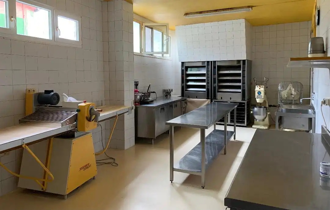 Cuina de Local en venda en Corvera de Toranzo amb Calefacció, Terrassa i Moblat