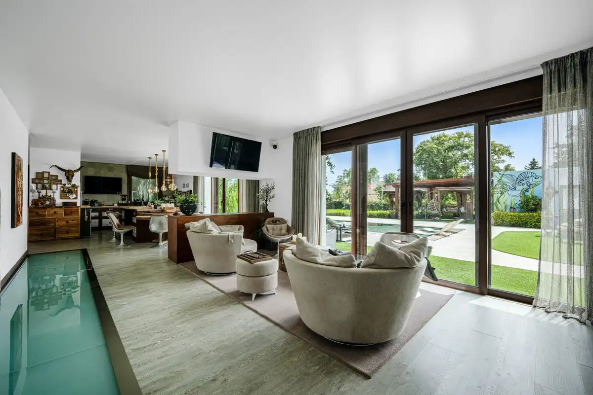 Sala d'estar de Casa o xalet en venda en Málaga amb Aire condicionat, Terrassa i Piscina