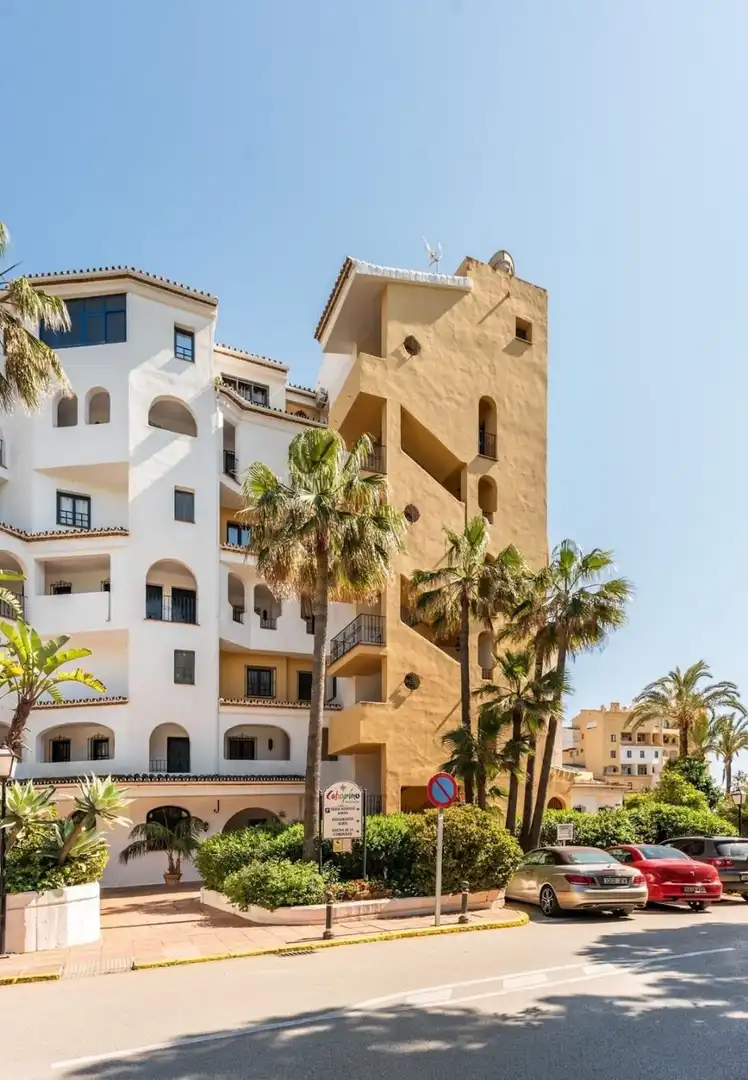 Vista exterior de Planta baixa en venda en Marbella amb Piscina comunitària