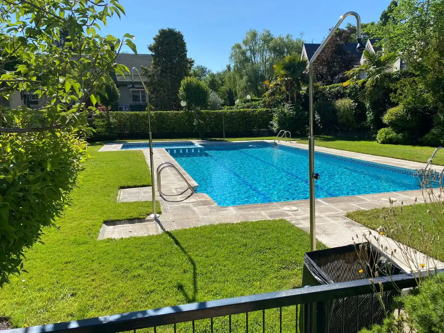 Schwimmbecken von Einfamilien-Reihenhaus zur Miete in  Madrid Capital mit Schwimmbad