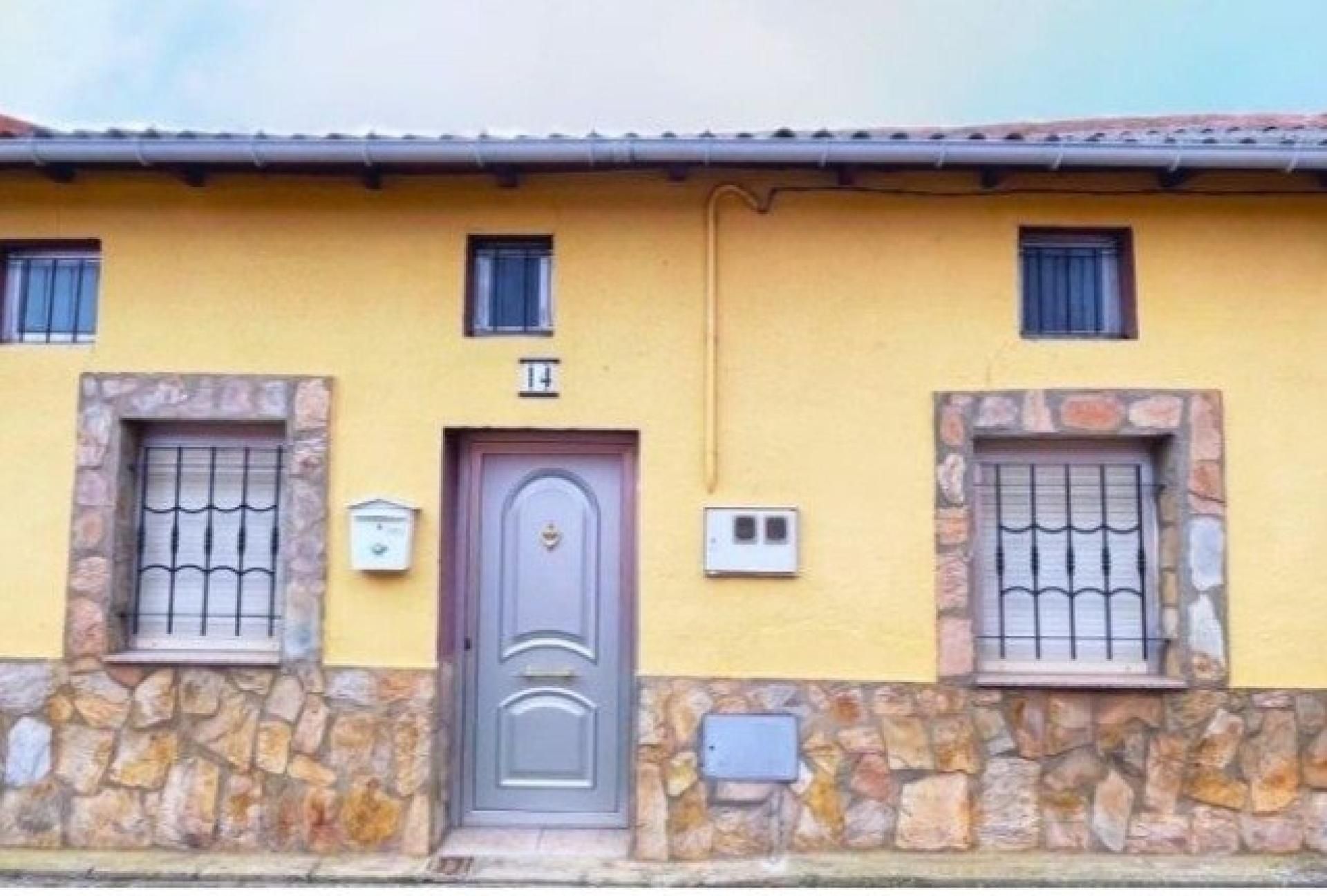 Vista exterior de Finca rústica en venda en Laguna de Negrillos amb Terrassa