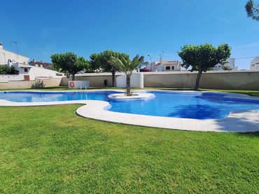 Casa aparellada amb piscina en venda a Creixell