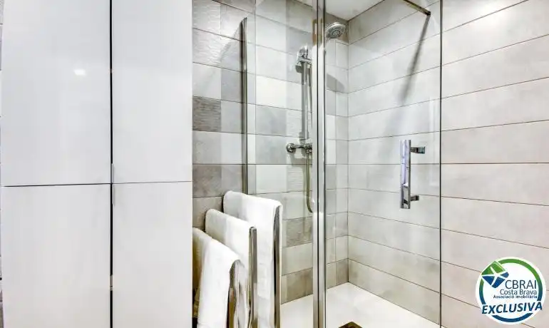 Baño de Piso en venta en Roses con Calefacción, Horno y Microondas