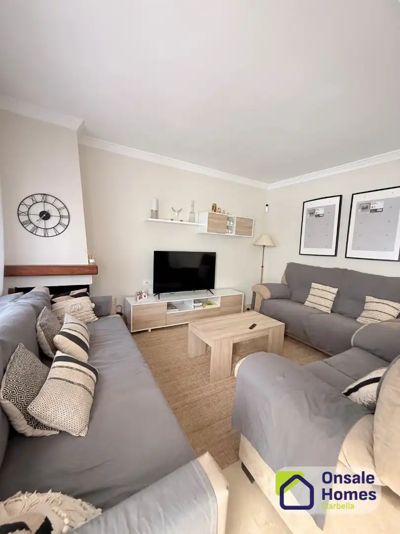 Sala de estar de Casa adosada de alquiler con opción a compra en Marbella con Terraza, Amueblado y Piscina comunitaria