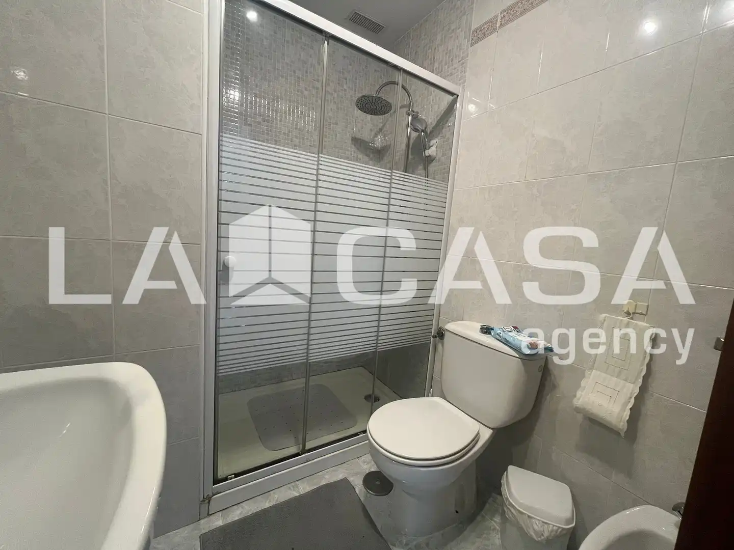Baño de Casa adosada en venta en Dos Hermanas con Aire acondicionado, Calefacción y Terraza