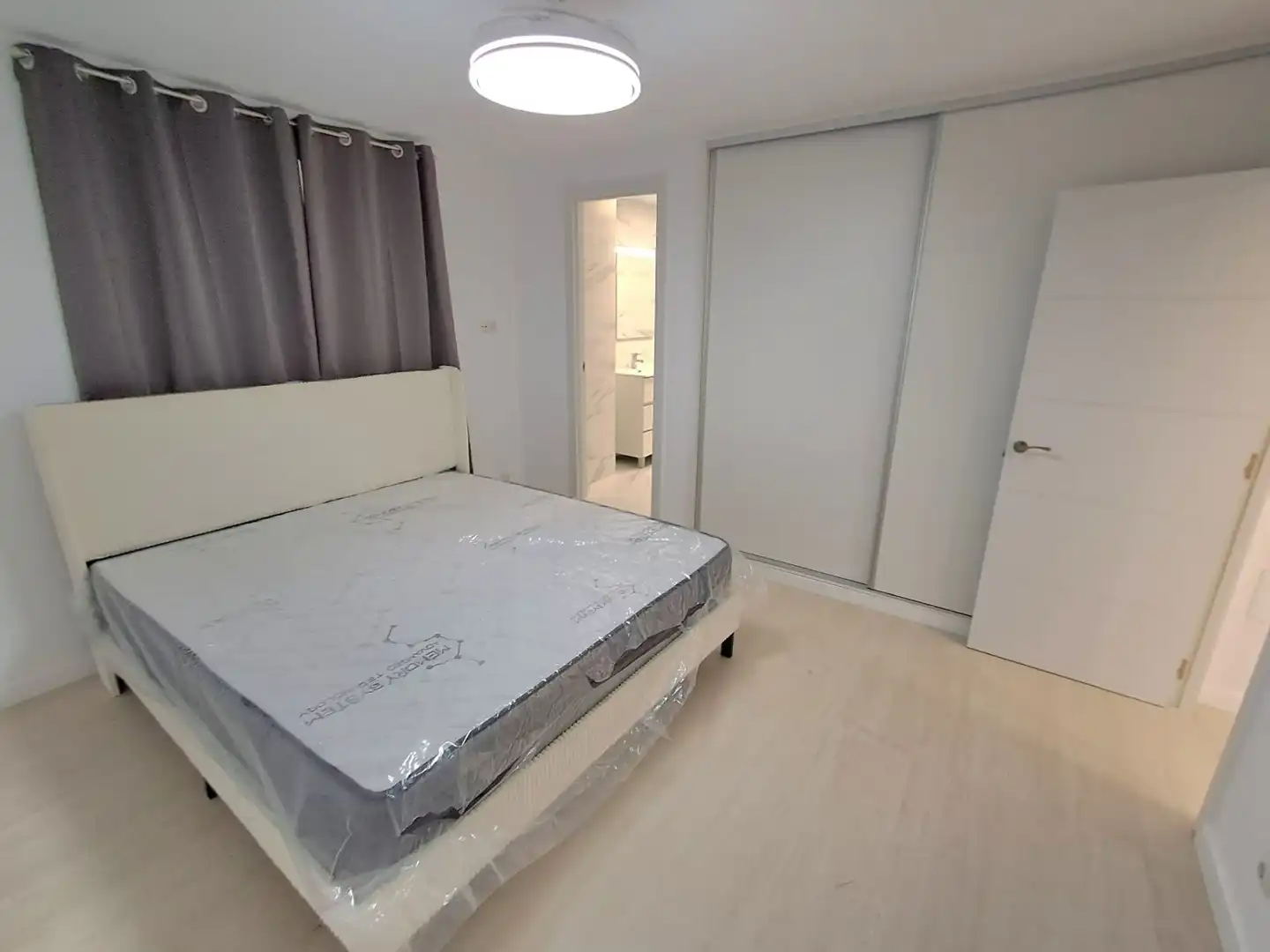 Habitación de Apartamento en venta en Benalmádena con Aire acondicionado, Calefacción y Jardín privado
