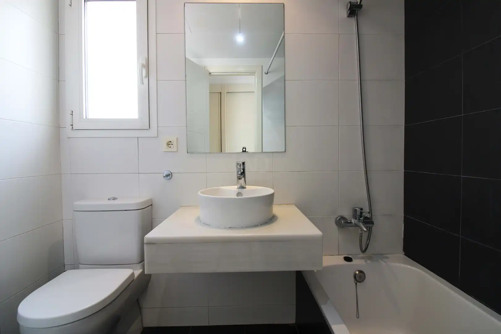 Bathroom of Flat for sale in Estepona  with Air Conditioner, Heating and Terrace