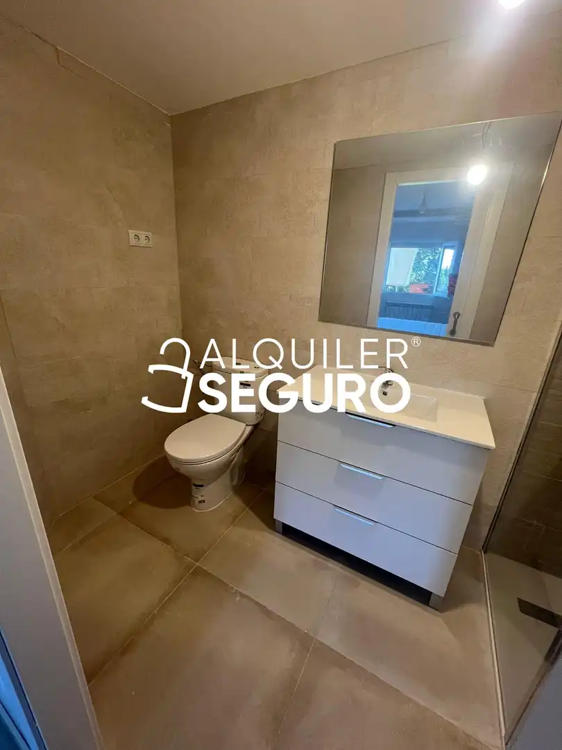 Baño de Piso de alquiler en Madrid con Calefacción y Amueblado
