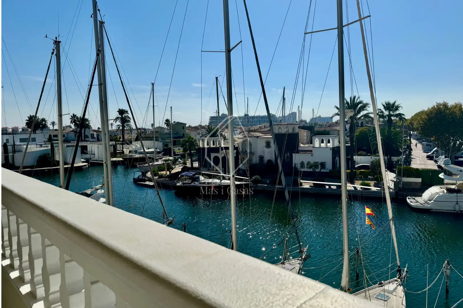Vista exterior de Dúplex en venda en Empuriabrava amb Aire condicionat, Calefacció i Traster