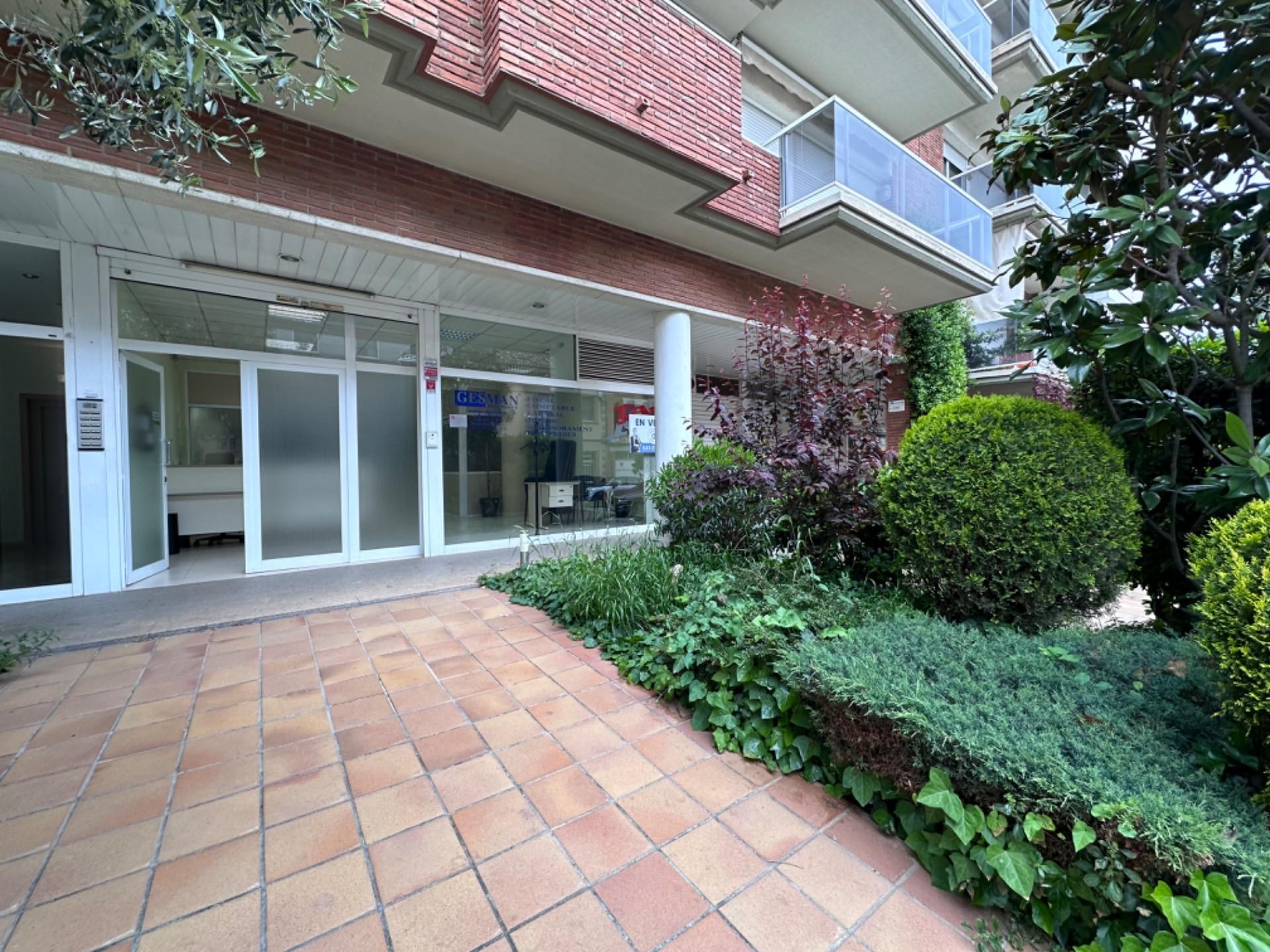 Vista exterior de Local en venda en Manresa amb Aire condicionat