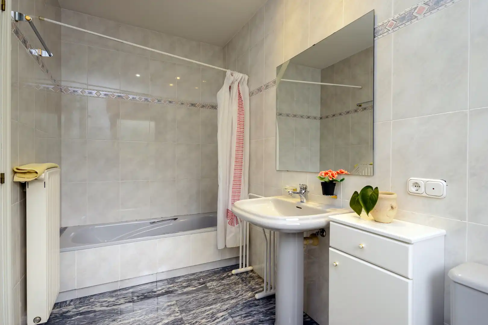 Baño de Casa o chalet en venta en Oviedo  con Calefacción, Jardín privado y Parquet