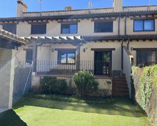 Vista exterior de Casa adosada en venda en Trescasas amb Calefacció i Terrassa