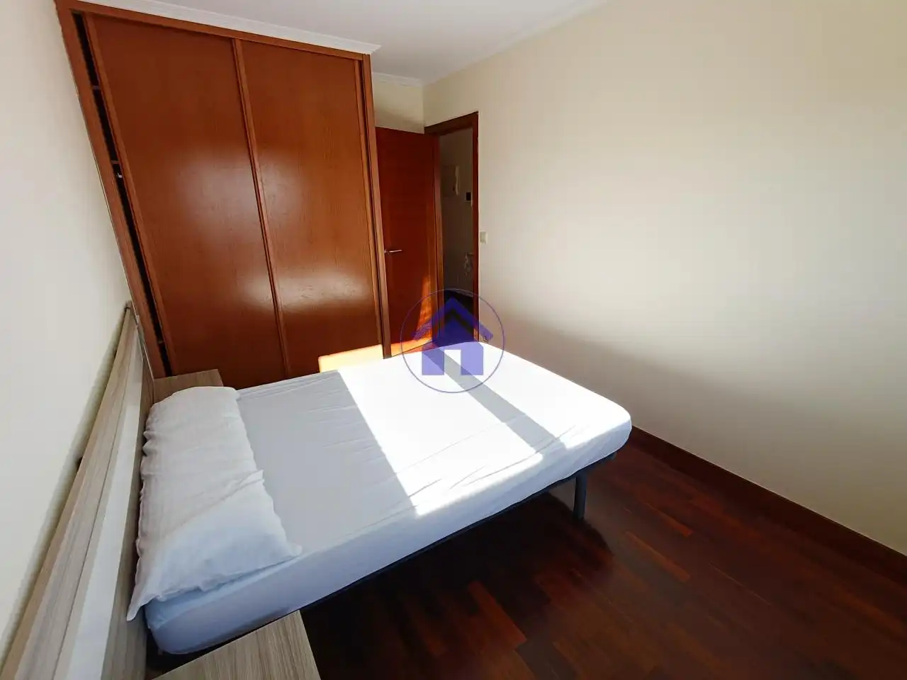 Schlafzimmer von Wohnungen zur Miete in Vigo  mit Parkett und Möbliert