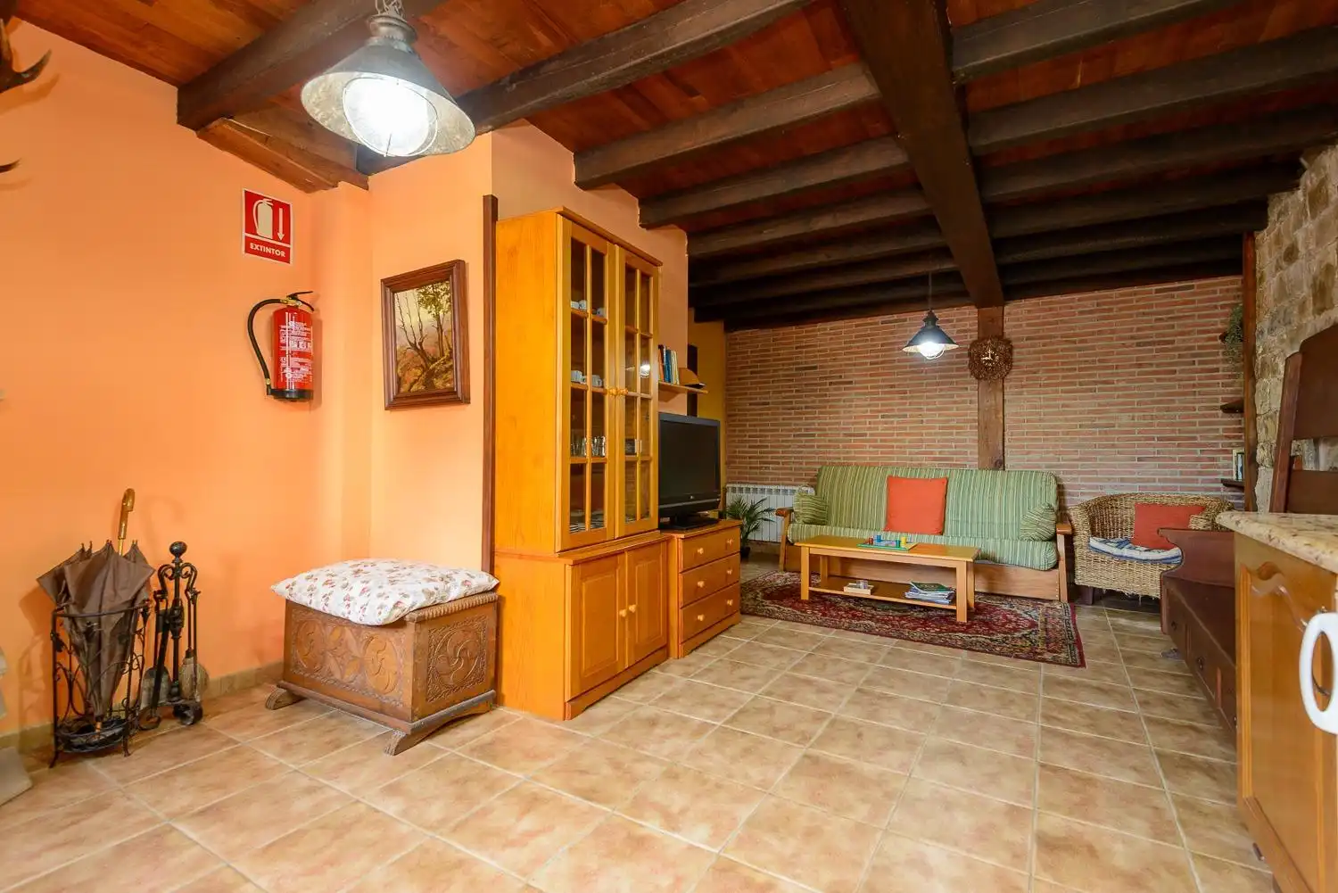 Sala d'estar de Casa o xalet en venda en Caso amb Calefacció i Moblat