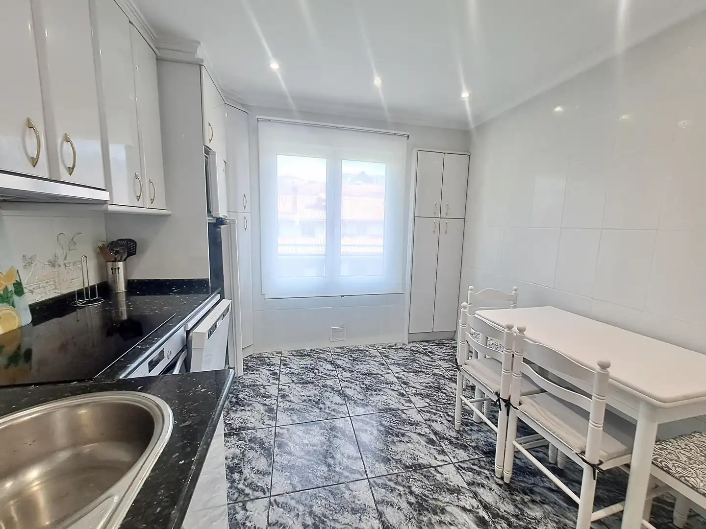 Cuina de Pis de lloguer en Donostia - San Sebastián  amb Calefacció, Parquet i Balcó