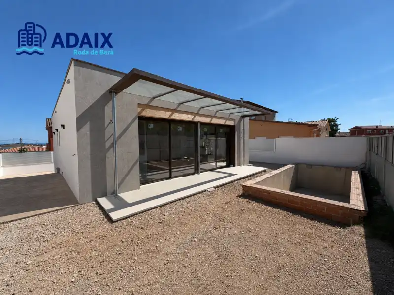 Vista exterior de Casa o chalet en venta en Roda de Berà con Calefacción, Terraza y Piscina