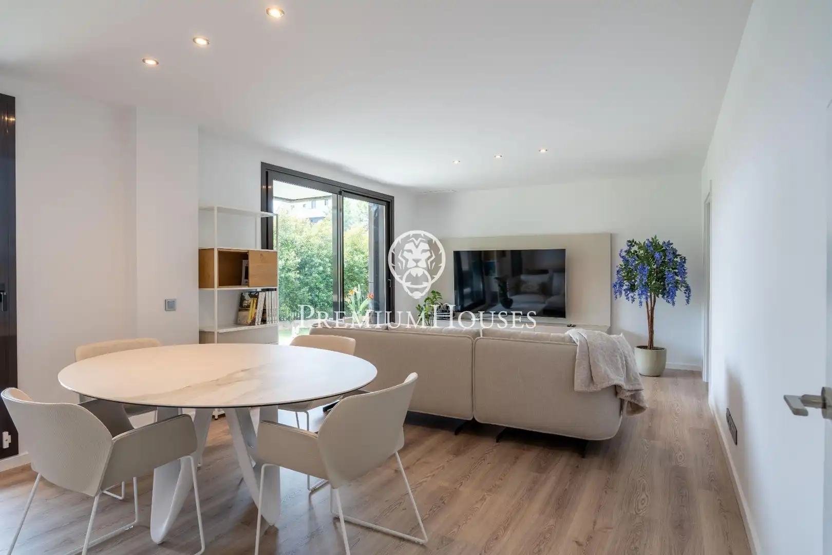 Wohnzimmer von Erdgeschoss zum Verkauf in Sitges mit Klimaanlage, Privatgarten und Parkett