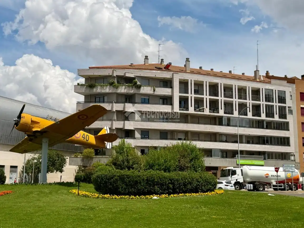 Vista exterior de Piso en venta en León Capital  con Calefacción, Terraza y Trastero