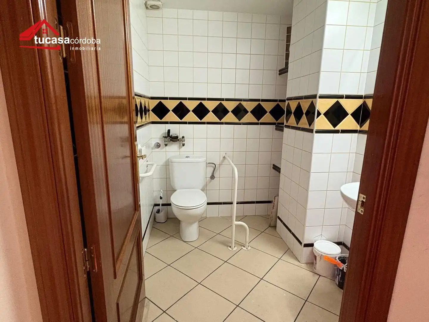Baño de Local en venta en Córdoba con Aire acondicionado