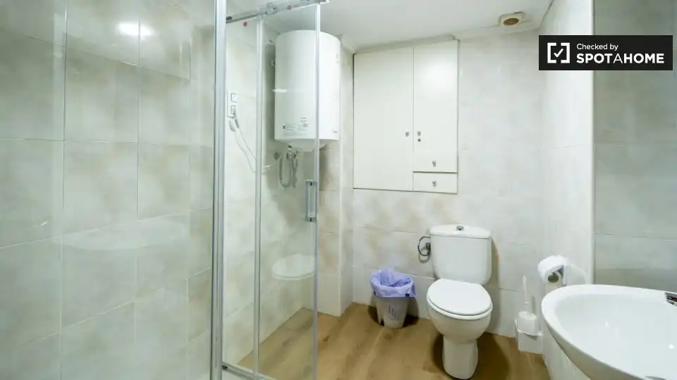 Baño de Piso de alquiler en Valencia con Aire acondicionado, Calefacción y Amueblado