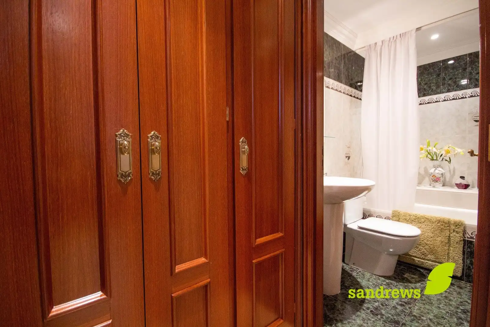 Badezimmer von Einfamilien-Reihenhaus zum Verkauf in Figueres mit Klimaanlage, Heizung und Privatgarten