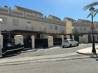 Vista exterior de Casa adosada en venta en Manilva con Jardín privado, Terraza y Piscina comunitaria