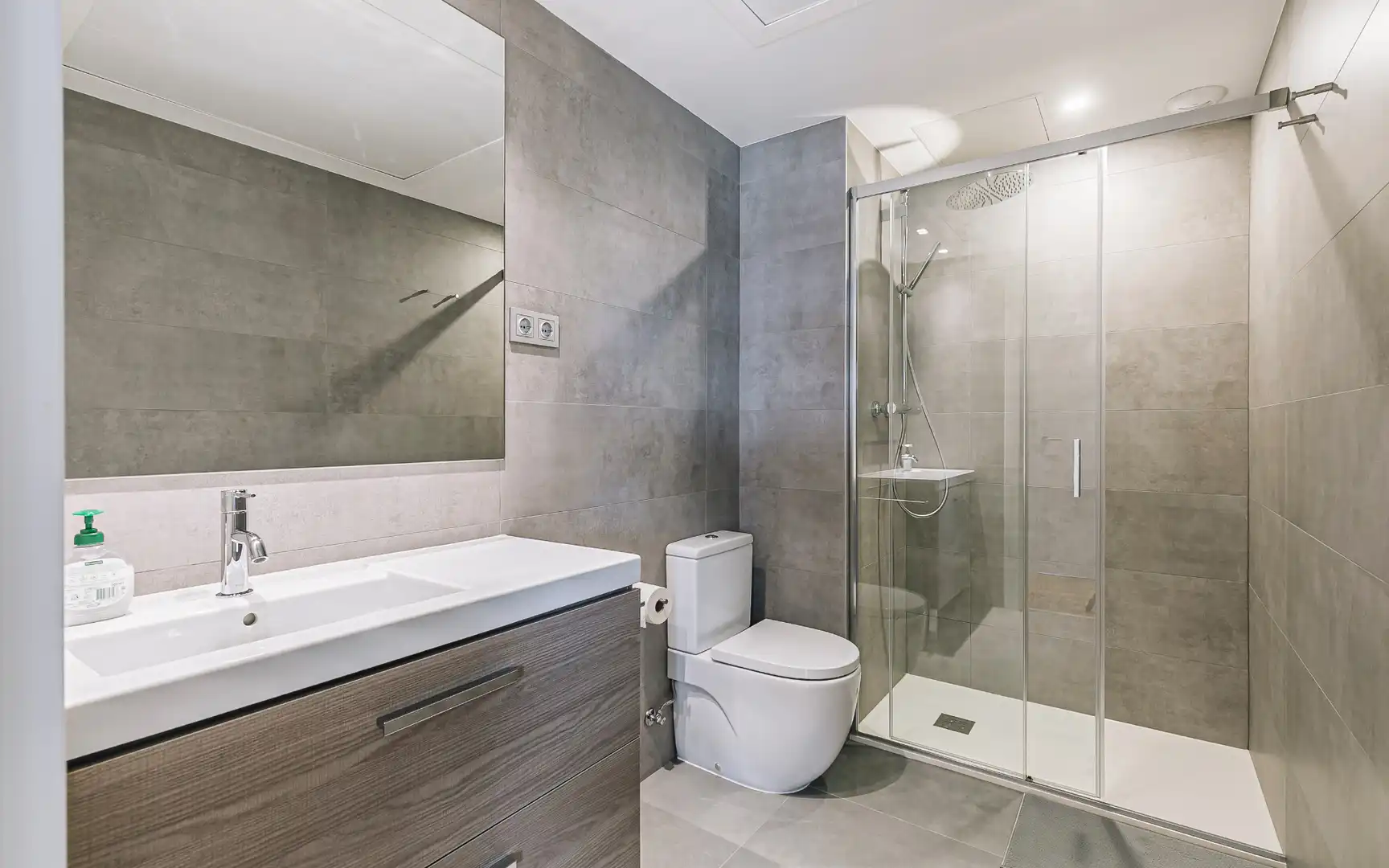 Baño de Piso en venta en L'Hospitalet de Llobregat con Aire acondicionado, Calefacción y Trastero