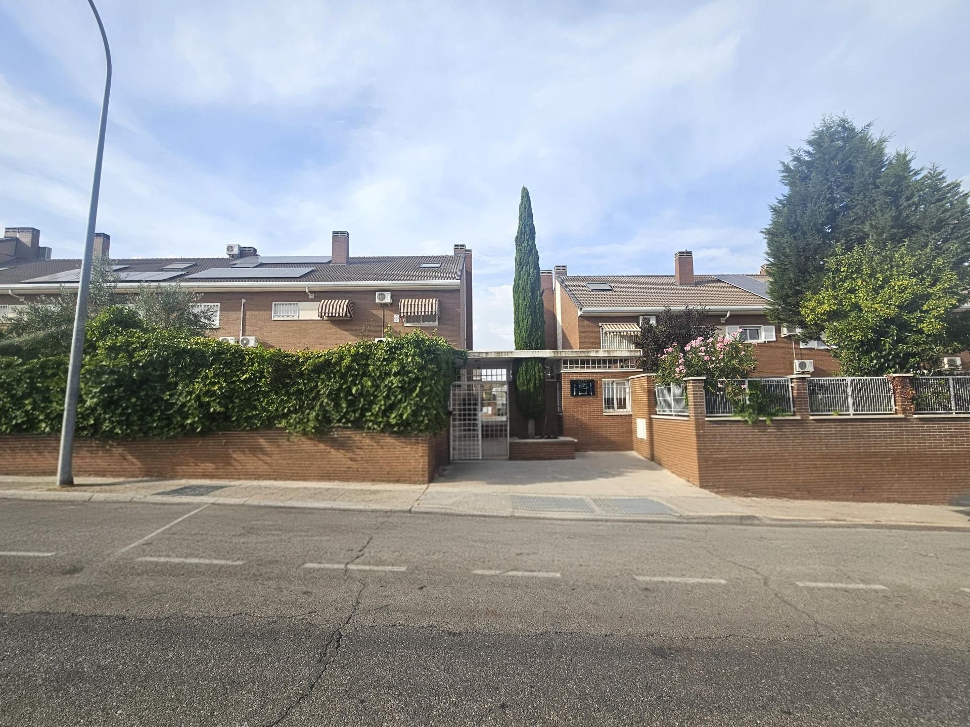 Exterior view of Single-family semi-detached for sale in Valdemoro  with Air Conditioner, Heating and Terrace