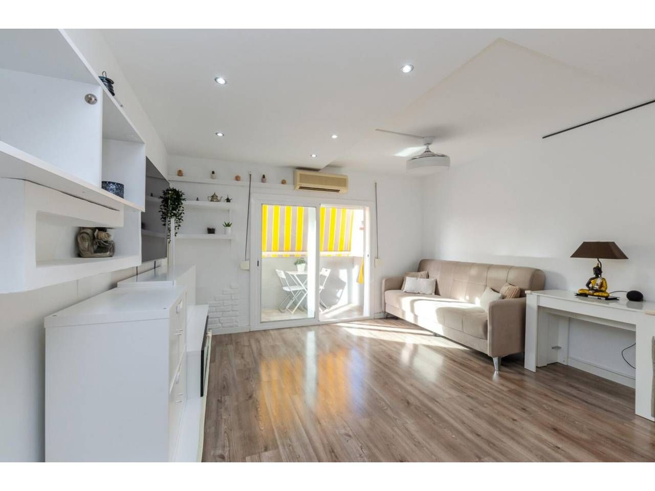 Sala d'estar de Pis en venda en Badalona amb Balcó