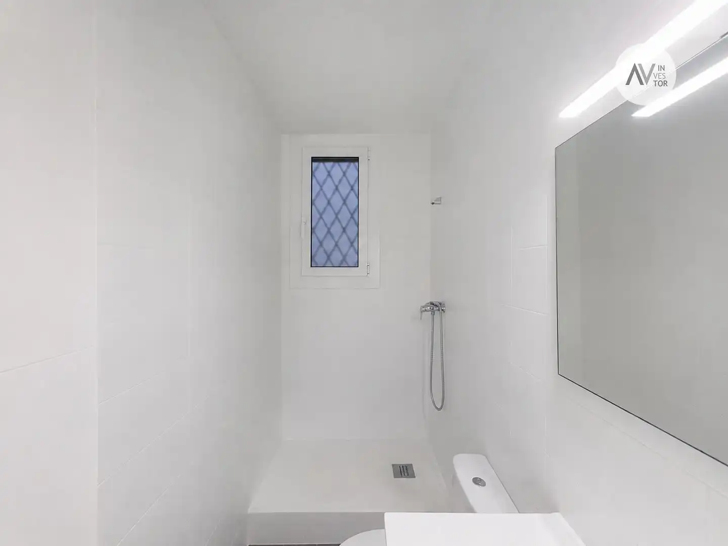 Bathroom of Office for rent in Barcelona  with Air Conditioner, Heating and Storage room