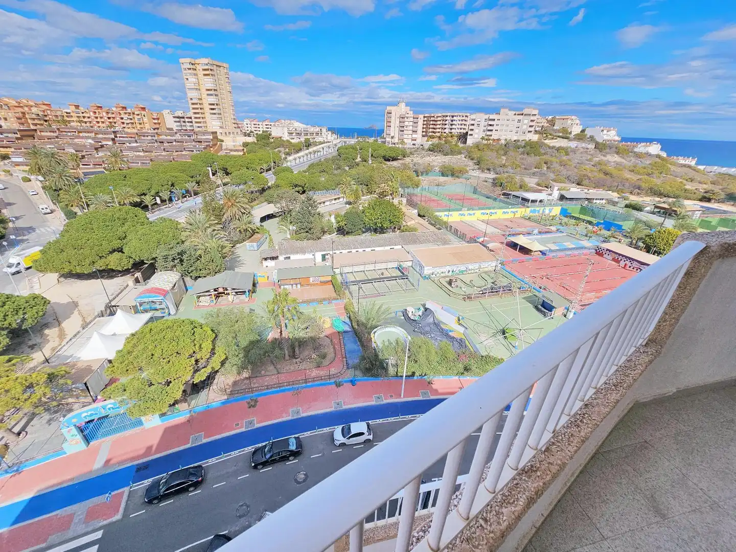 Vista exterior de Apartamento de alquiler en La Manga del Mar Menor con Terraza y Piscina