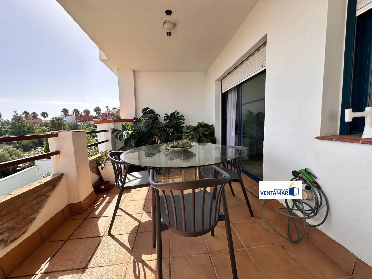 Terrasse von Erdgeschoss zum Verkauf in La Alcaidesa mit Klimaanlage, Heizung und Privatgarten