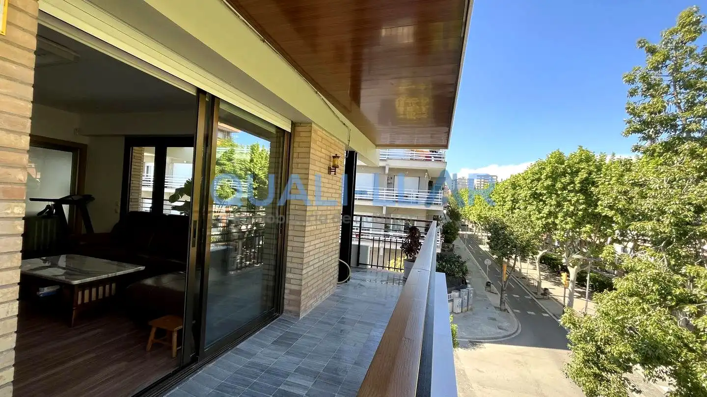 Vista exterior de Pis en venda en Sant Feliu de Llobregat amb Aire condicionat, Jardí privat i Parquet