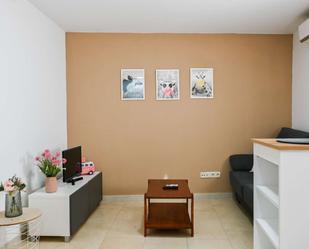 Living room of Study to share in  Madrid Capital  with Air Conditioner and Terrace