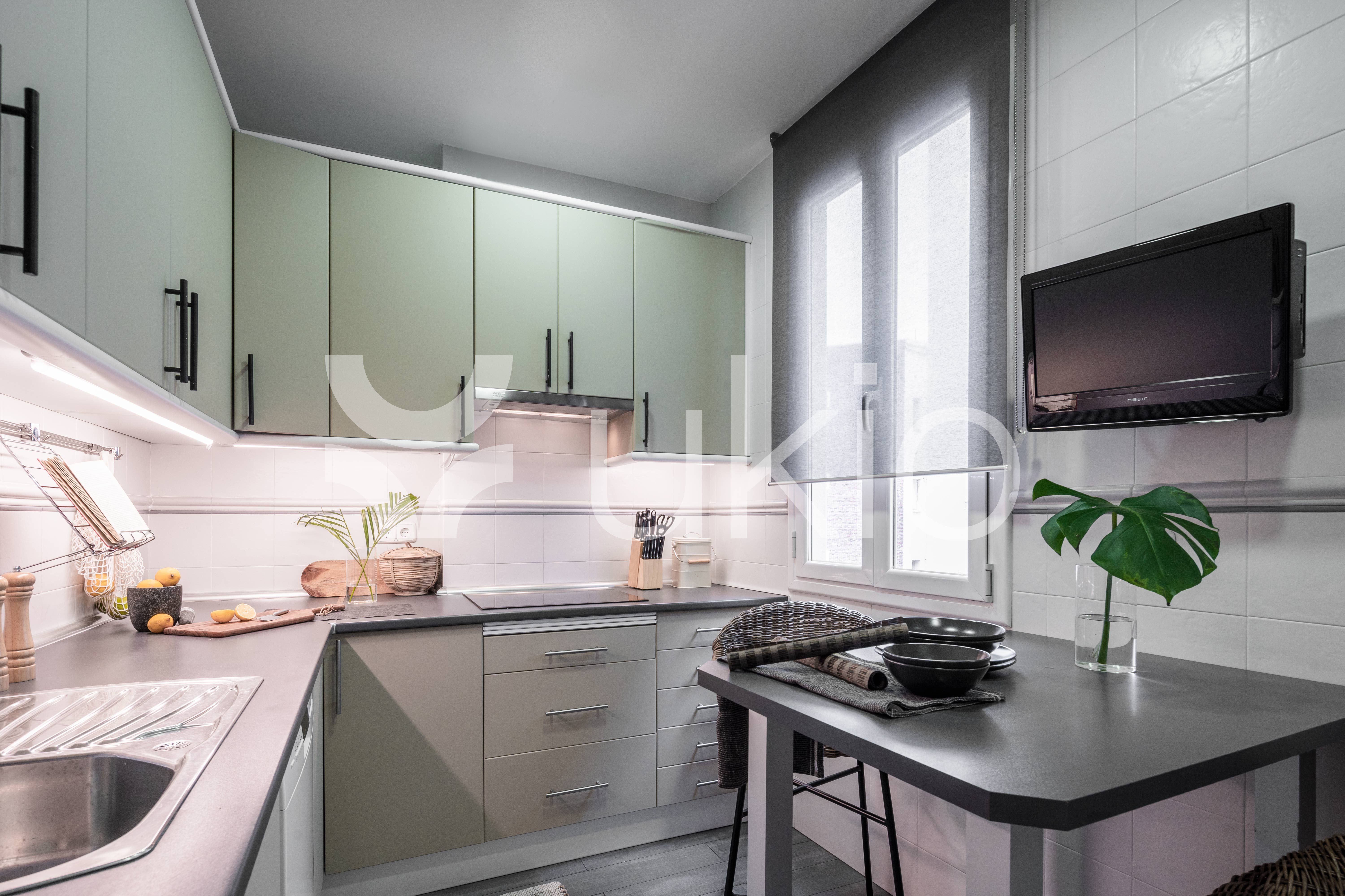 Cuina de Apartament de lloguer en  Madrid Capital amb Aire condicionat, Moblat i Forn