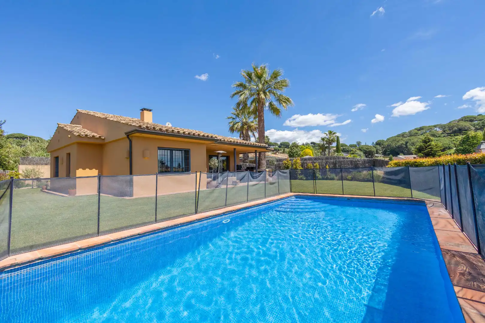 Swimming pool of Houses for sale in Sant Vicenç de Montalt  with Air Conditioner, Heating and Private garden
