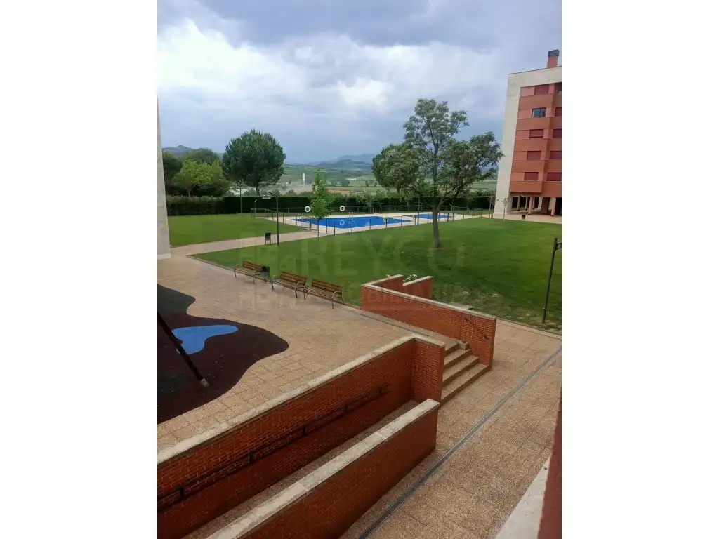 Schwimmbecken von Wohnungen zum Verkauf in  Logroño