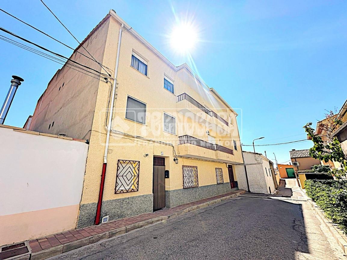 Vista exterior de Pis en venda en Villalba de la Sierra amb Traster i Balcó