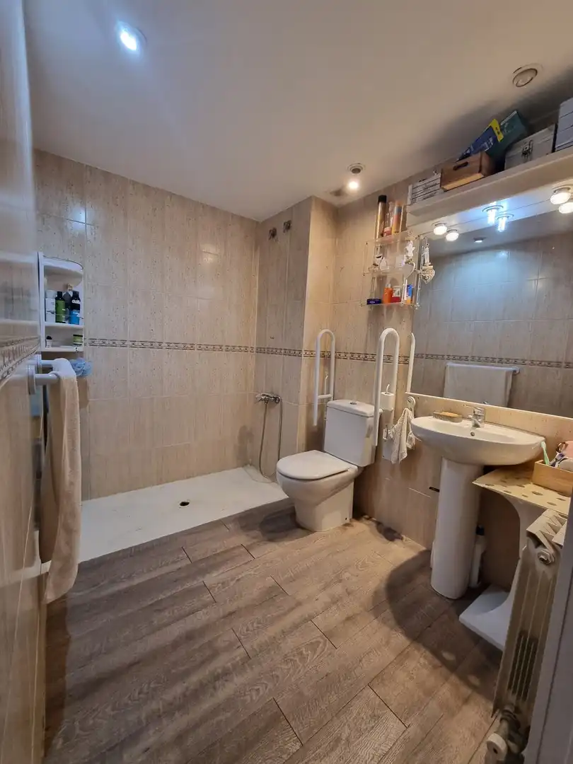 Badezimmer von Wohnung zum Verkauf in Badalona mit Klimaanlage und Heizung