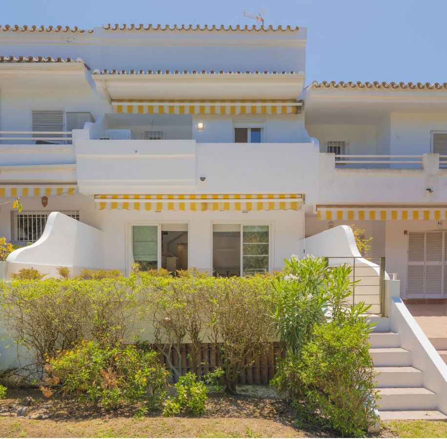 Vista exterior de Pis en venda en Marbella amb Jardí privat, Moblat i Forn