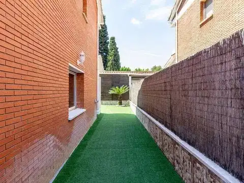 Casa aparellada amb terrassa en venda a Carrer Puigmal, imagen 59