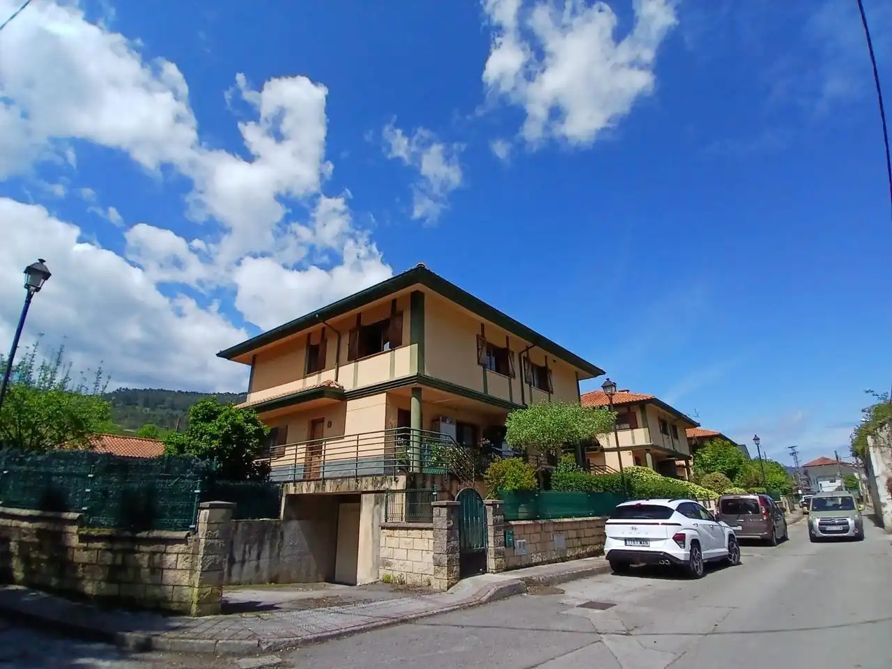 Außenansicht von Einfamilien-Reihenhaus zum Verkauf in Castro-Urdiales mit Heizung, Privatgarten und Terrasse