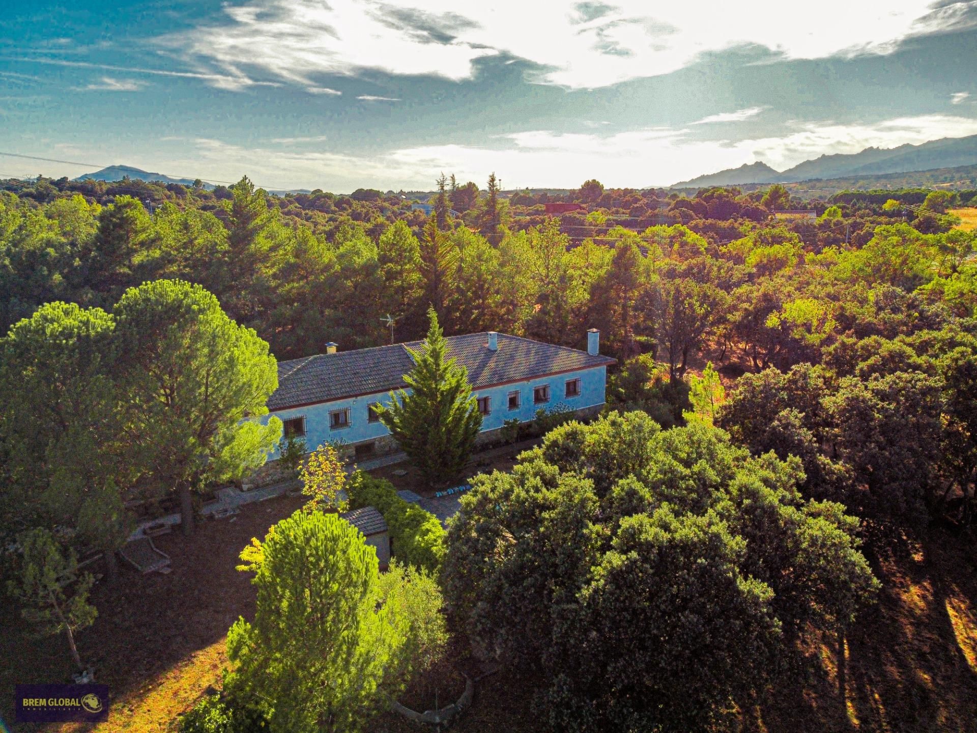 Vista exterior de Casa o xalet en venda en Navalafuente amb Calefacció, Jardí privat i Terrassa