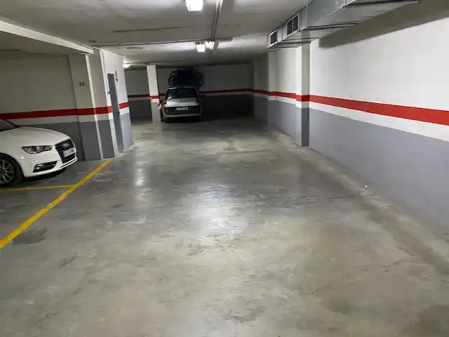 Motorradstellplatz mit Aufzug zur Miete in Carrer de les Riberes 8, imagen 3