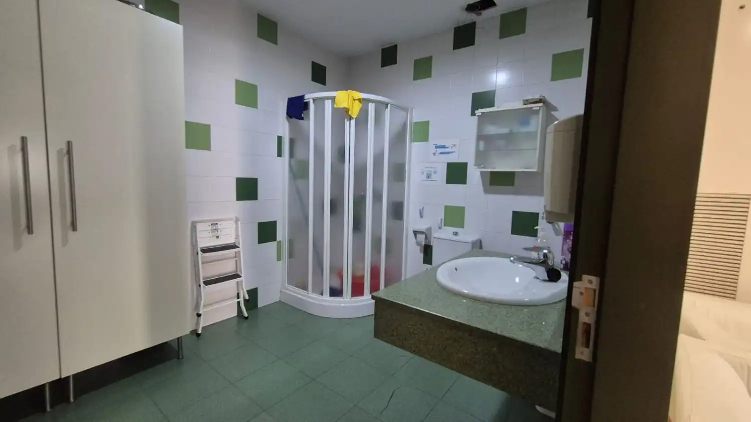 Badezimmer von Büro zum Verkauf in Badajoz mit Klimaanlage, Heizung und Terrasse